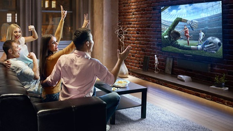 Vrienden die samen naar het WK voetbal op tv kijken